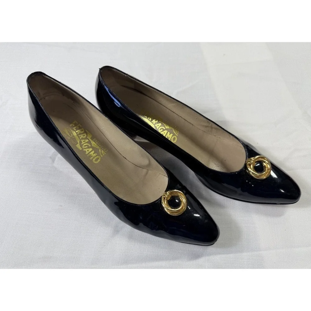 Vintage Ferragamo Black Patent Leather Pumps Gold Ring Italy 10.5 AA